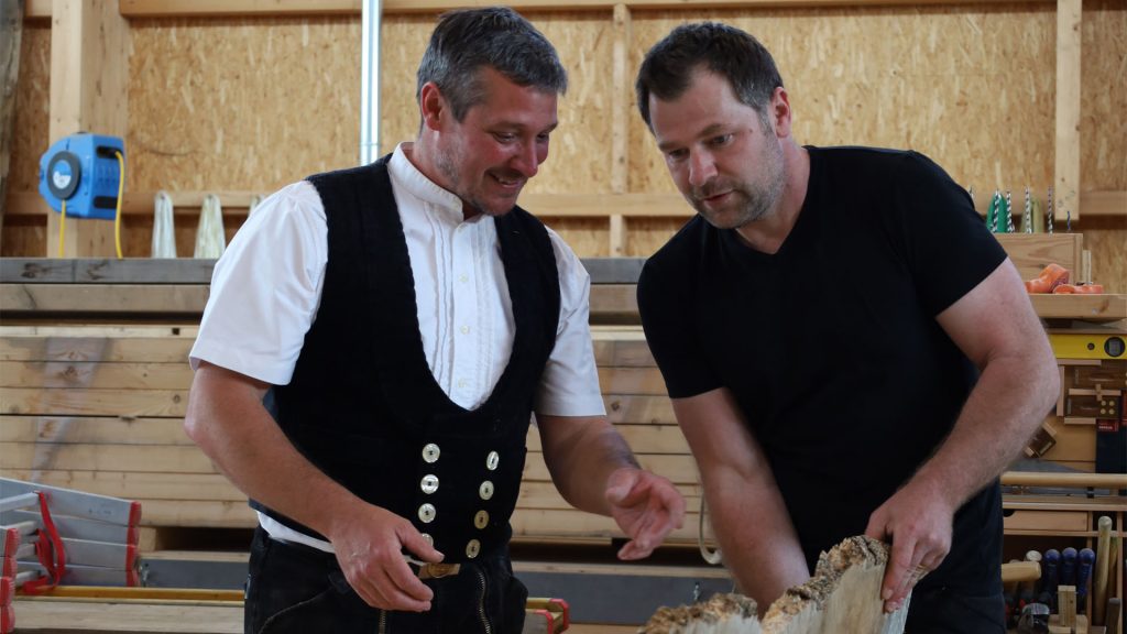 team-tiny-house-Wilfried-haensler-und-manuel-ullrich-sortieren-holz