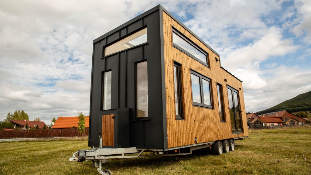 Team-tiny-house-auf-raedern- mit- schoener- holzfassade