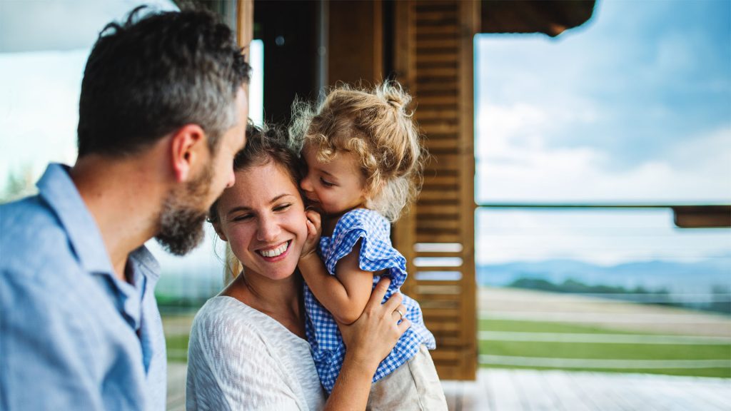 Team-tiny-house-familie- gluecklich- lachendes- kind