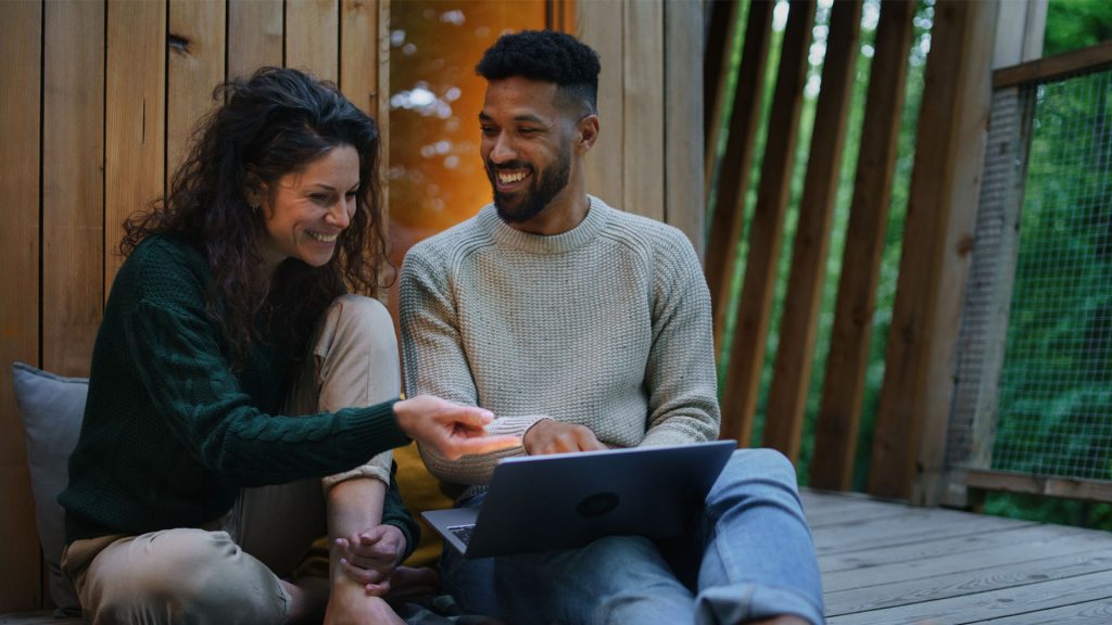 Team-tiny-house- Paerchen auf terrasse- kontakt