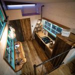 Hochebene-mit-Blick-auf-Wohnraum-in-einem-team-Tiny-House