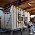 Rohbau Aufstellen von Team Tiny House in Werkshalle