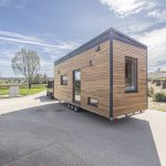 Team-Tiny-House-Auslieferung-eines-massgefertigten-Hauses-zum-Kunden