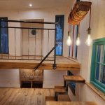 Team Tiny House Blick auf eine Galerie mit Stahlgeländer