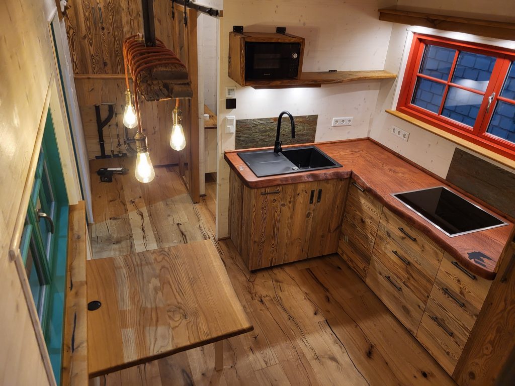 Team Tiny House Blick von Galerie auf Küchenzeile