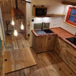 Team Tiny House Blick von Galerie auf Küchenzeile