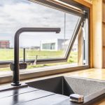 Team-Tiny-House-Detailansicht-Kuechenzeile-mit-Spuelbecken-mit-Sicht-in-den-Garten