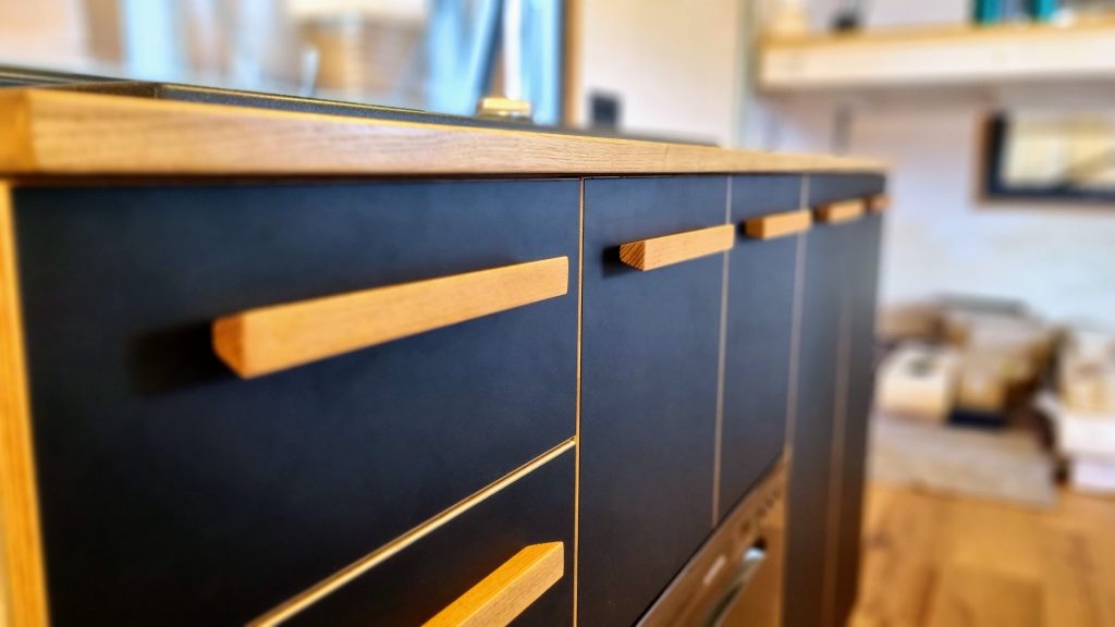 Team Tiny House Details Möbel mit schwarzer Front