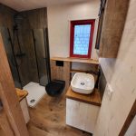 Team Tiny House Einrichtung eines Bades mit Dusche und WC