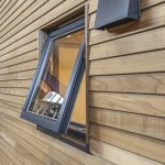 Team-Tiny-House-Fenster-aus-Massivholz-auswaerts-oeffnend