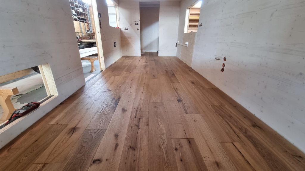 Team Tiny House Interieur mit Parkettboden aus Eiche