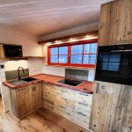 Team Tiny House Küche aus Altholz