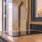 Team-Tiny-House-Kuechenzeile-mit-Induktionskochfeld-und-Arbeitsplatte-aus-massivem-Eichenholz