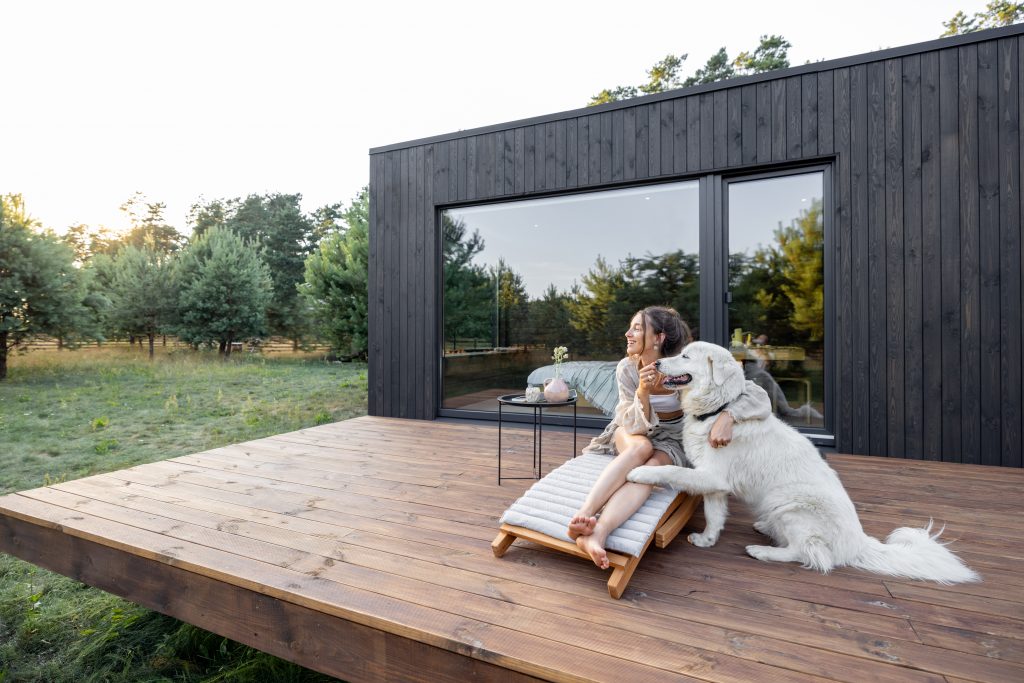 Team-Tiny-House-Modul-mit-Terrasse-steht-fuer-Freiheit-und-Nachhaltigkeit