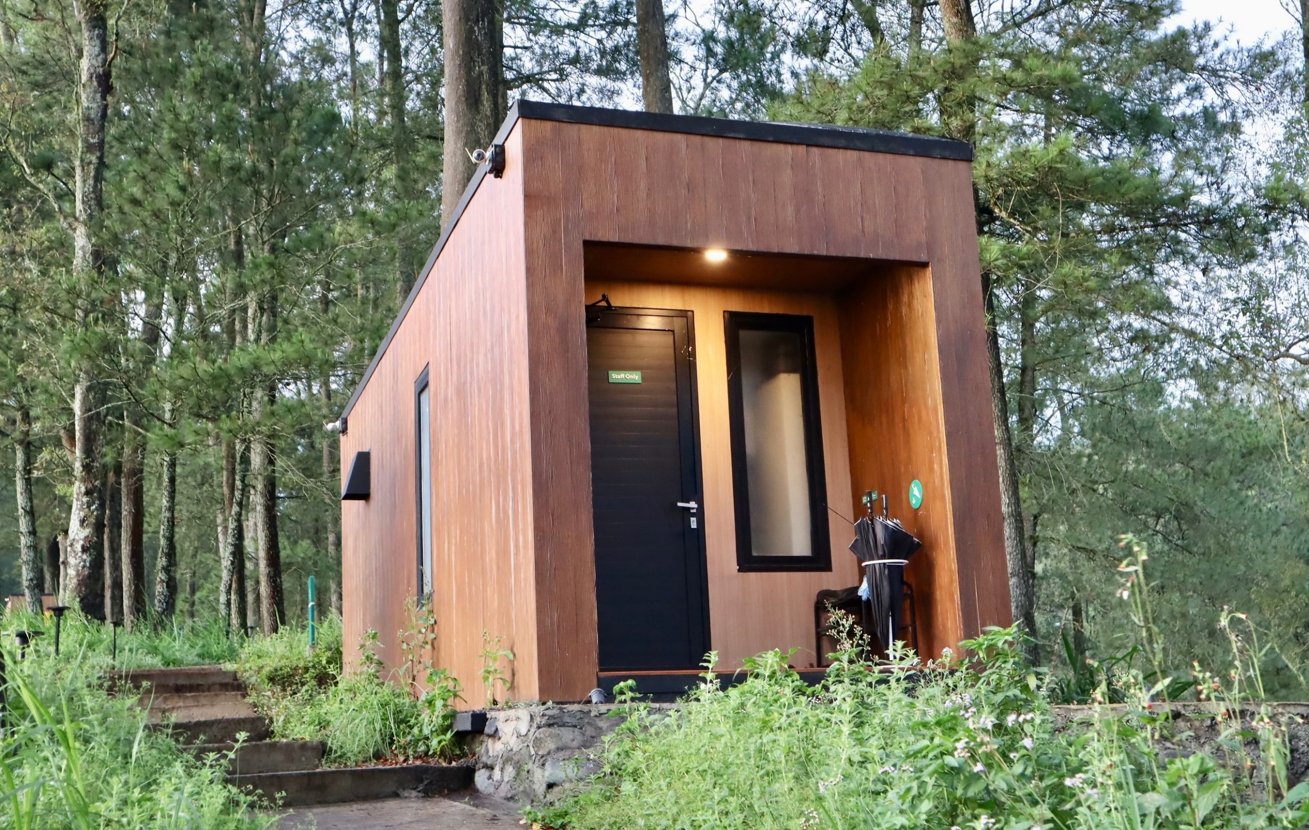 Team-Tiny-House-Modulhaus-am-Wald-mit-schoener-Holzfassade