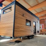 Tiny House auf Rädern in Werkshalle Ansicht von Deichsel bei Team Tiny House in Merdingen bei Freiburg