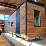 Tiny-House-on-wheels-aus-Holz-in-Werkshalle-bei-Team-Tiny-House-bei-Freiburg