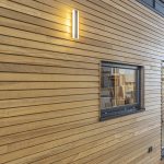 Team-Tiny-House-Ansicht-einer-Holzfassade-mit-Aussenbeleuchtung