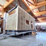 Minihaus-von-team-tiny-house-in-werkstatt-halle-gedaemmt-mit-oekologischer-waermedaemmung