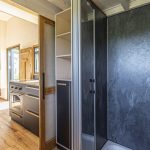 innenansicht-einer-dusche-bad-eines-tiny-house-on-wheels-auf raedern
