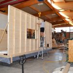 montage-eines-tiny-house-der-firma-team-tiny-house-bei-freiburg-im-breisgau