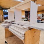 rollwagen-mit-bauteilen-fuer-massgefertigte-moebel-von-team-tiny-house